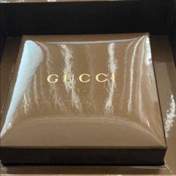 Gucci Watch with Diamonds and Mother of Pearl Face - Picture 7 of 11